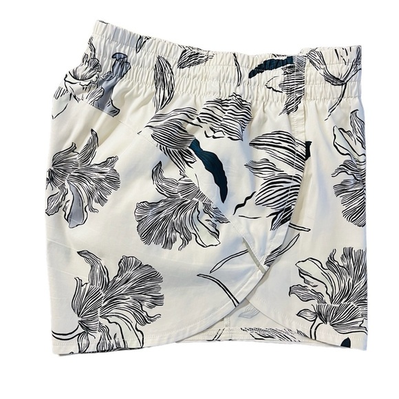 ATHLETA WOMEN’S WHITE & BLACK TROPICAL PATTERN ATHLETIC SHORTS SIZE SMALL - Picture 14 of 15